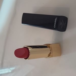 Chanel lipstick #43 La Favorite